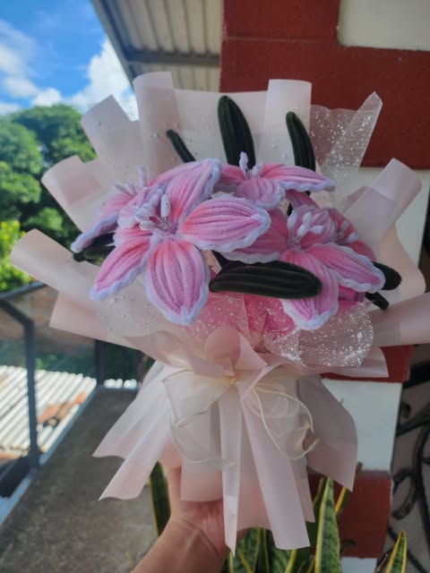 Ramo premium de flores eternas de limpiapipas en tonos rosa y blanco, envuelto en papel con brillo