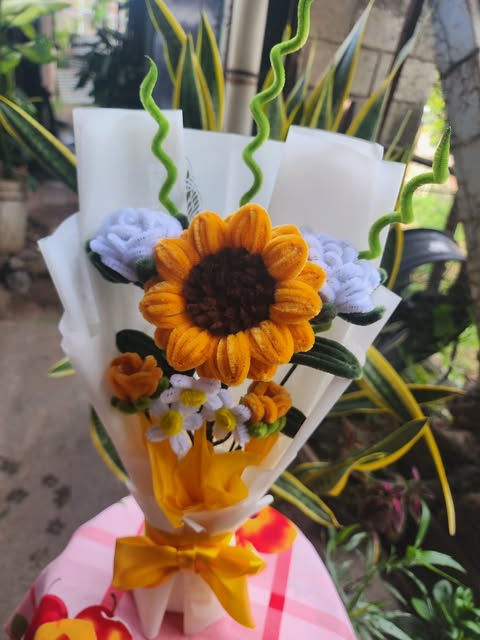 Ramo alegre con girasol, crisantemos lilas, margaritas y capullos naranjas