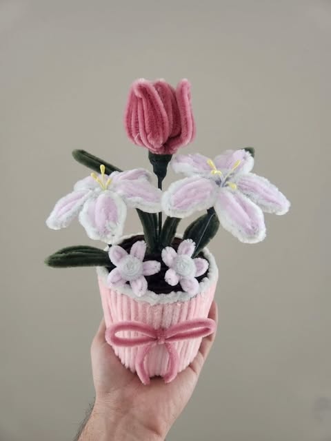 Florero de limpiapipas: maceta rosa con tulipán, lirios blancos y margaritas