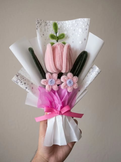 Mini ramo de limpiapipas con tulipán rosa y margaritas mini